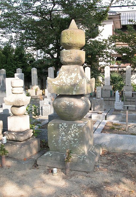 三好義賢(実休)の墓
