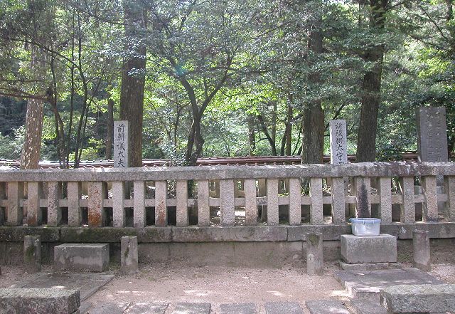 吉川元春・元長の墓